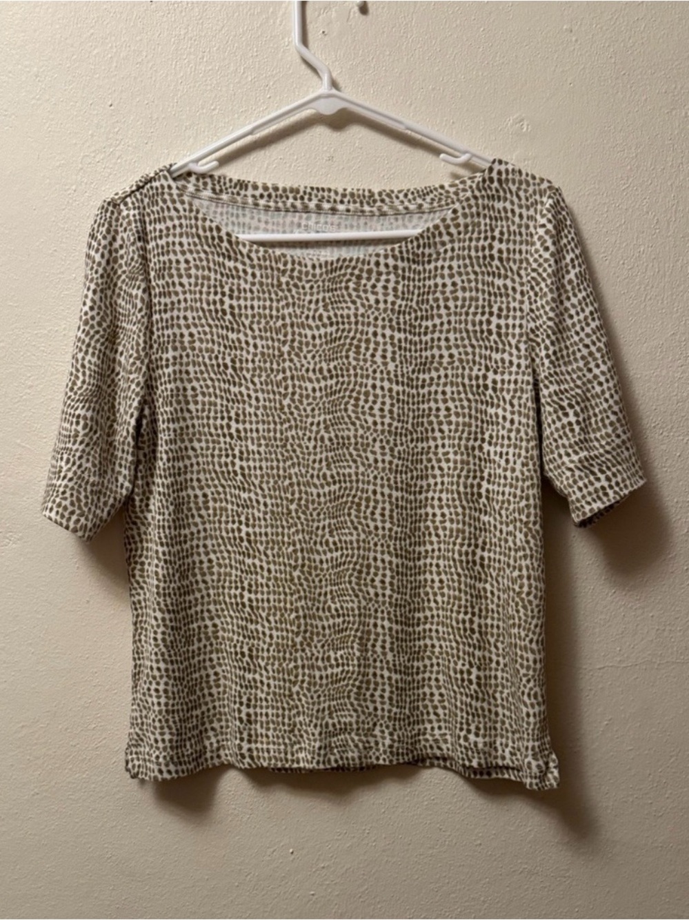 Chico's The Ultimate Tee, Tan and White Animal Print Boat Neck Top, Size M / 1